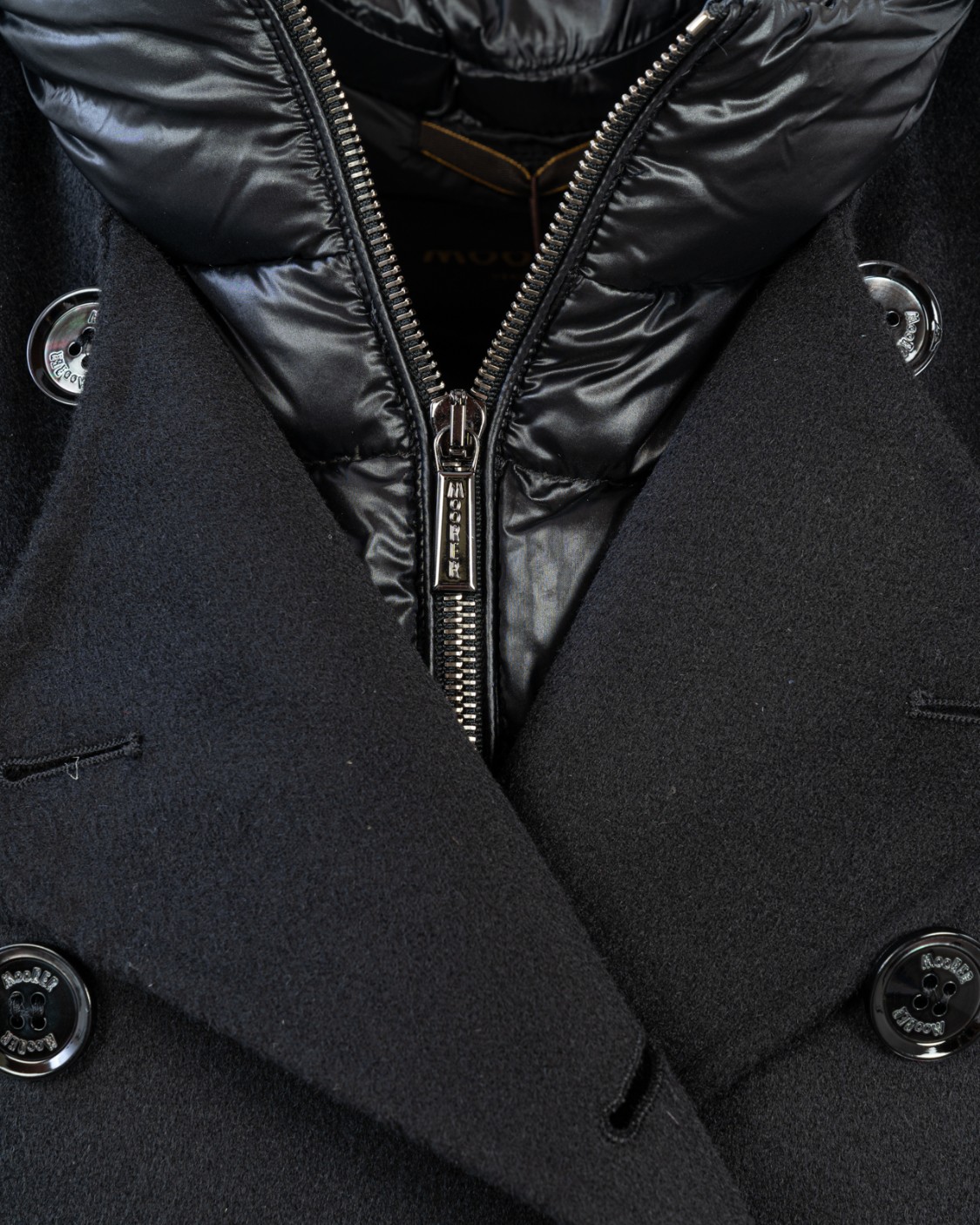 shop MOORER  Gilet: MooRER gilet lungo doppiopetto "HARNA CWR", unito a piumino, staccabile, imbottito internamente in piuma d’oca.
Cintura sul punto vita.
Bottoni in madreperla.
Tasche laterali.
Cappuccio staccabile.
Composizione: 90% lana 10% cashmere.
Imbottitura: 100% piumino d' oca.
High Comfort -5/+12 gradi centigradi.
Fabbricato in Italia.. HARNA 100753-U0001 number 6120626